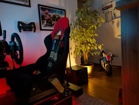 Sim racing rig SIMPUB v čelním pohledu