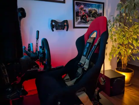 Večerní simracing session v boxu