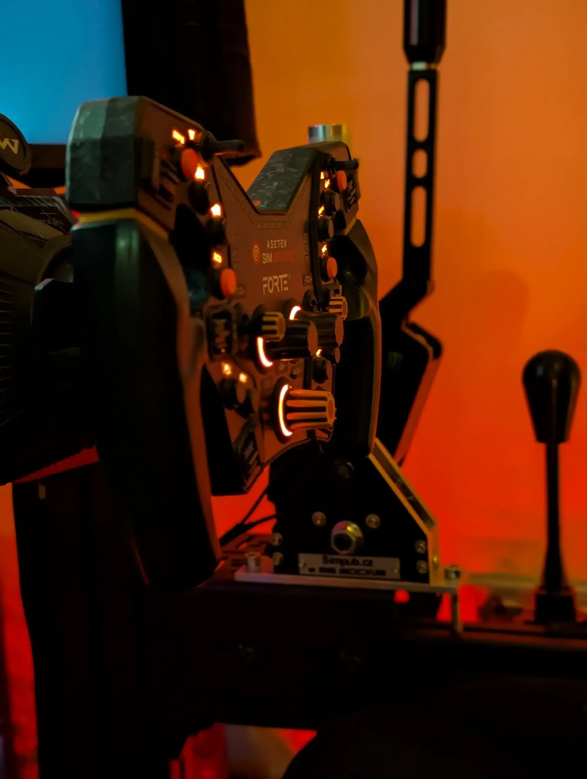 Detail jezdce ponořeného do VR závodění